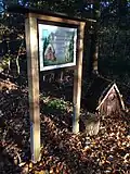 Tafel zum Lied „Hänsel und Gretel“ und „Hexenhaus“-Modell am Liederweg