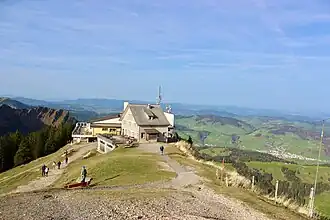Blick vom Gipfel auf Bergstation und Berggasthaus