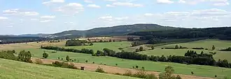 Blick von der Špička auf Nový Jáchymov und die Krušná hora