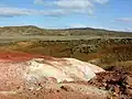 Erscheinungsformen des Vulkanismus: Eisen-, Kalk- und Schwefelausfällungen im Hochtemperaturgebiet Krýsuvík in Island