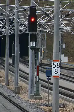 Ks-Signal im Bahnhof Kinding (Altmühltal) in der Funktion eines Hauptsignals. Signalbegriff: Halt (Hp&nbsp;0)