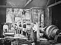 Historische Aufnahme eines polnischen Hammerwerkes mit Schwanzhämmern (um 1900)