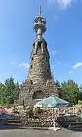 Bismarckturm, dahinter der Rundfunkturm