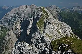 Scharte P. 2223&nbsp;m und Grashang zum Gipfel (Westseite)