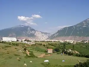 Kukës mit Koritnik (links)