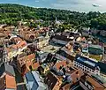 Marktplatz mit Umgebung, im Hintergrund die katholische Kirche zu Unserer Lieben Frau