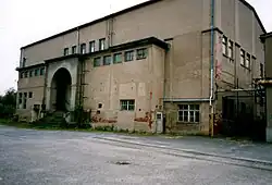 Ausgebaute Drehscheibe vor dem ehemaligen Kulturhaus, von rechts kommend das Werkbahngleis&nbsp;7 (2004)
