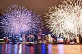 Feuerwerk über dem Victoria Harbour in Hongkong