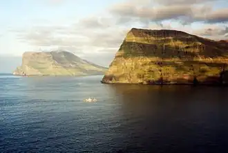 Meereskliff am Kap Enniberg (links)