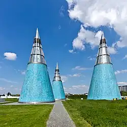 Kegeldach-Aufsätze (sog. „Lichttürme“[3]) auf der Bundeskunsthalle in Bonn, erbaut 1989–1992