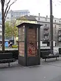 Telefonkabine aus den 1960er-Jahren in Biel, als Kunstobjekt umgestaltet von Eric Hattan