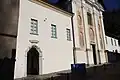 Eingang zum Kreuzgang, daneben die Kirche San Giovanni Battista