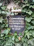 Hinweistafel neben dem Eingang des Turms