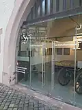 Glastür mit dem historischen Stadtmodell im Hintergrund