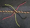 Zuerst werden beide Tampen in die einzelnen Kardeele aufgetrennt. Die Kardeele der beiden Seiten werden mit einem Garn gesichert.