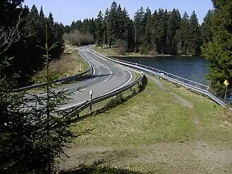 Kuttelbacher Teich: Damm, Wasserfläche und die querende L 519