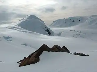 Tukhchiev Knoll (links im Hintergrund)