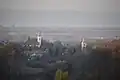 Blick auf Látrány, links die reformierte, rechts die römisch-katholische Kirche