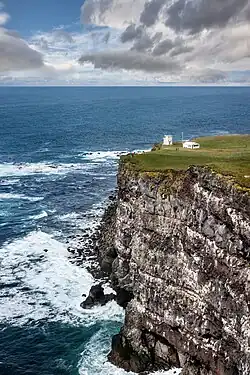 Steilküste Látrabjarg mit Wetterstation und Leuchtfeuer