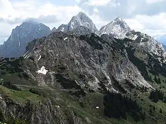 Läuferspitze aus Nordwesten vor Kellenspitze&nbsp;(2238&nbsp;m), Gimpel&nbsp;(2173&nbsp;m) und Roter Flüh&nbsp;(2108&nbsp;m)