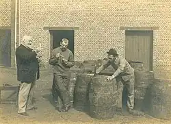 Léon Monet im Hof seiner Fabrik in Maromme um 1905