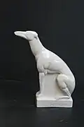 Lévrier art déco sculpté par Charles Lemanceau pour la faïencerie de Saint-Clément, um 1925.