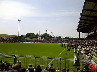 Die Haupttribüne und Blöcke A und B im Juli 2011