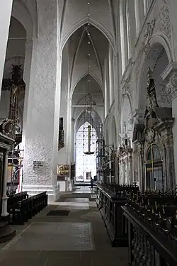 Seitenschiffe: längsrechteckige (gotische) Kreuzrippengewölbe