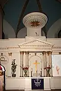 Erlöserkirche, Kanzelaltar vor dem Chor mit „Sternenhimmel“