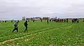 Demonstranten laufen auf Lützerath zu.