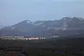 L’Auberson mit Blick auf den 1608&nbsp;m&nbsp;ü.&nbsp;M. hohen Chasseron