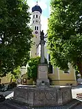 Marienbrunnen, dahinter Kirchturm von St. Andreas