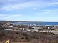 LIRR Montauk Station mit Fort Pond Bay im Hintergrund
