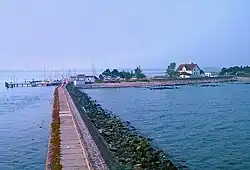 Blick vom Leuchtturm nach Westen auf Sportboothafen und Lotsenhaus (2014)
