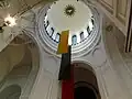 Die Kuppel von innen und die litauische Flagge, aufgeteilt in drei einfarbige Streifen
