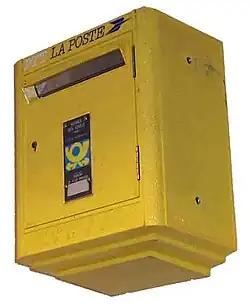 Französischer Briefkasten der PTT La Poste, der im ehemaligen Wormser Postamt hing