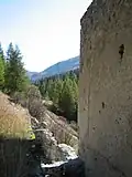 Bergseite mit Mauerresten der Sust