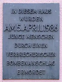 Gedenktafel mit Aufschrift „In diesem Haus wurden am 5. April 1986 junge Menschen durch einen verbrecherischen Bombenanschlag ermordet“