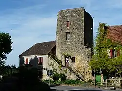 Turm aus dem 13. Jahrhundert, Überbleibsel einer Burg