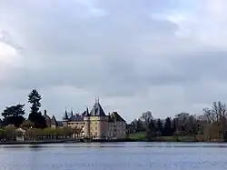 Schloss und See von La Clayette