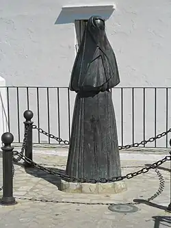 La Cobijada: Denkmal für die in der Region bis 1939 vorgeschriebene Vollverschleierung christlicher Frauen (wurde von General Franco aufgehoben)