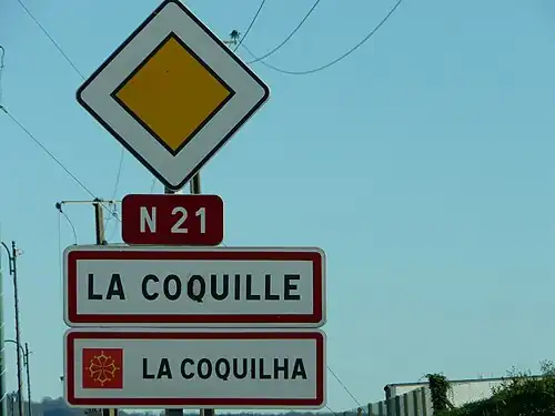Zweisprachiges Ortsschild an der Nationalstraße N 21