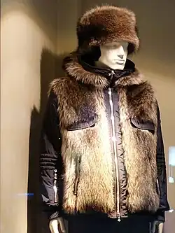 Herren-Waschbärjacke und Kappe („La Fortuna“, Karlsbad, 2016)