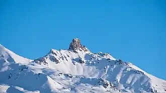 Blick vom Schloss Soie auf den Berg La Maya.
