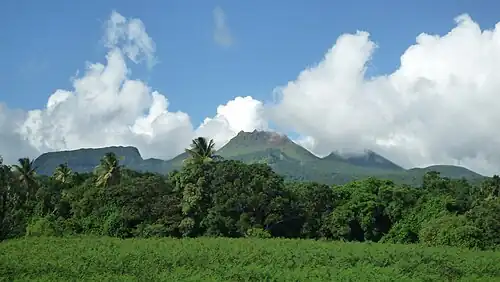La Soufrière (in der Mitte), ein Vulkan auf der Insel Basse-Terre