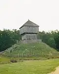Nachbau des Burghügels und einer primitiven Festung aus aquitanisch-römischer Zeit