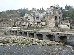 Steinbrücke über die Beaume in Labeaume (Frankreich)