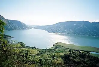 Blick von der Nationalstraße auf den Stausee