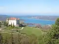 Der Lac de Sainte-Croix mit dem Schloss von Aiguines