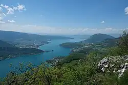 v. l. n. r.: Semnoz, Lac d’Annecy und Mont Baron, aufgenommen vom Col&nbsp;de&nbsp;la&nbsp;Forclaz
